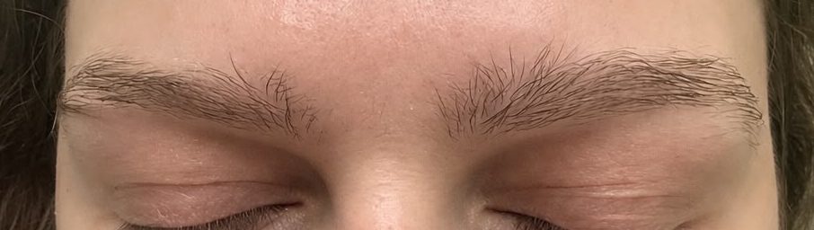 Antes: sobrancelhas sem design, vista de frente, olhos fechados.
